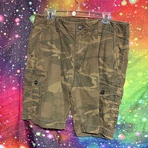 Old Navy Men's Camo Cargo Shorts in Olive/Tan